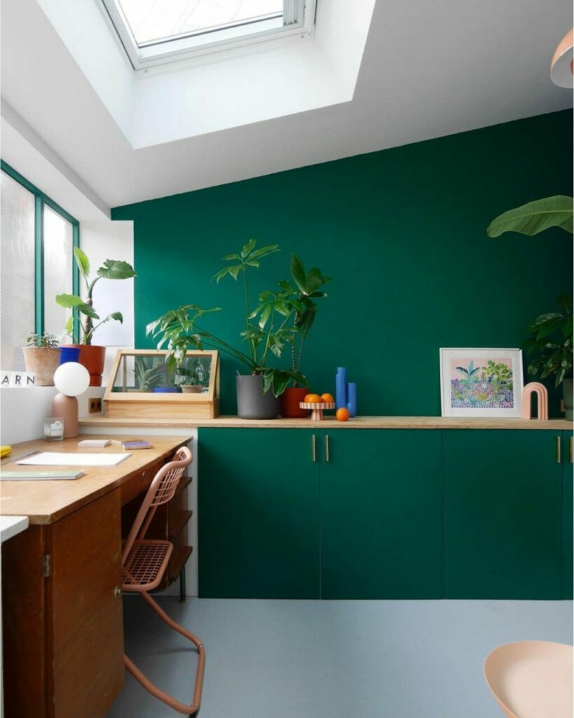 Un home office immerso nel verde in una casa fuori Parigi