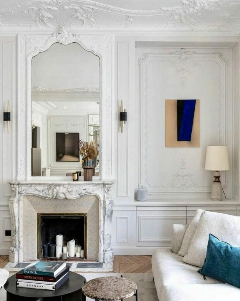 Camino in marmo e stucchi nella sala di un raffinato appartamento parigino 