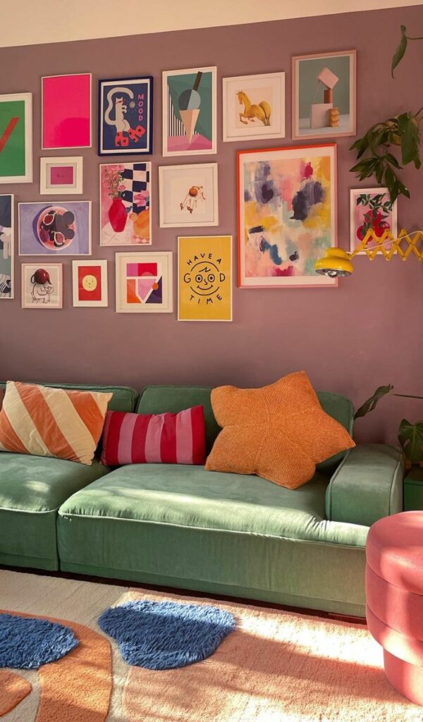 Nel soggiorno i colori dei cuscini  contrastano piacevolmente con quelli del divano e delle pareti dalle mille stampe
 