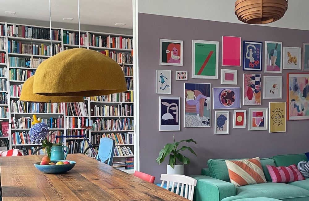 Dalla sala dominata dai colori si intravede lo studio ricolmo di libri