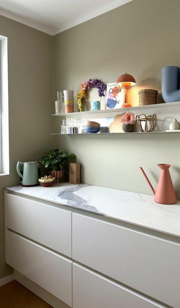 Essenziale, la cucina non rinuncia ai tocchi di colore di parete e accessori