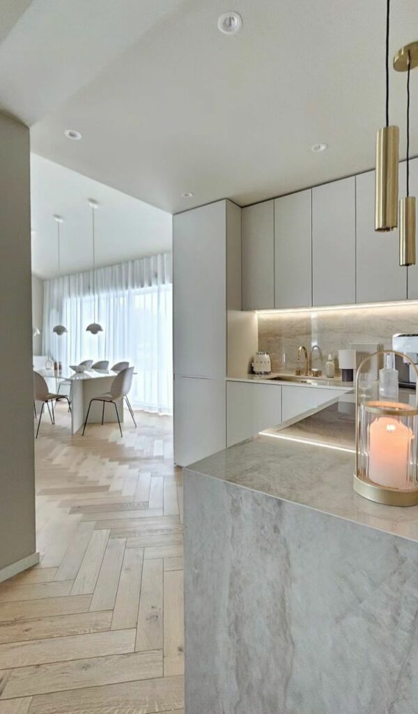 Vista della sala dalla cucina, essenziale quanto il resto della baita