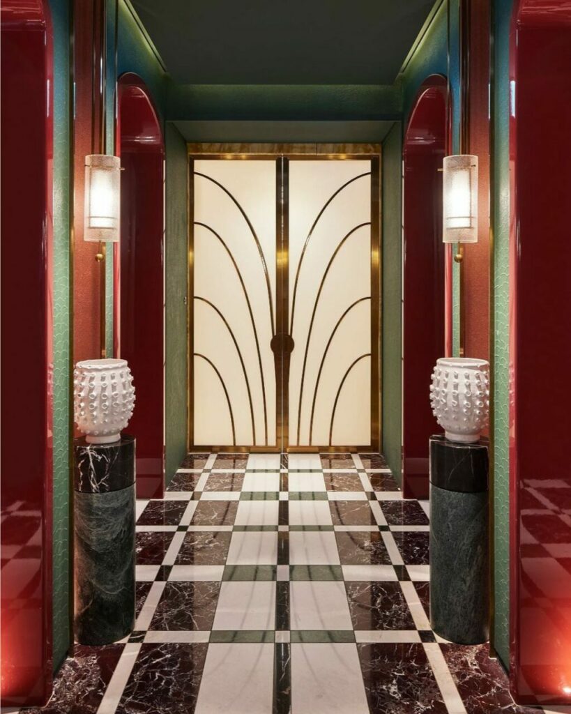Rosso lacca alternato a marmo verde nel ristorante cinese di un hotel di lusso