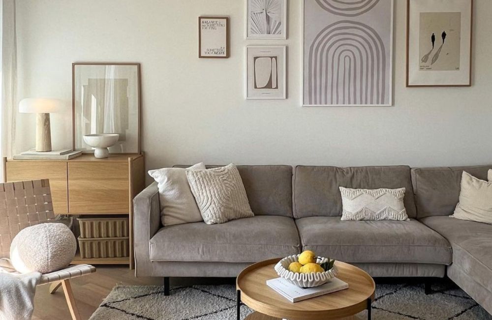 Dominato dal minimalismo più raffinato, il salone ha come protagonista il grande divano grigio a elle