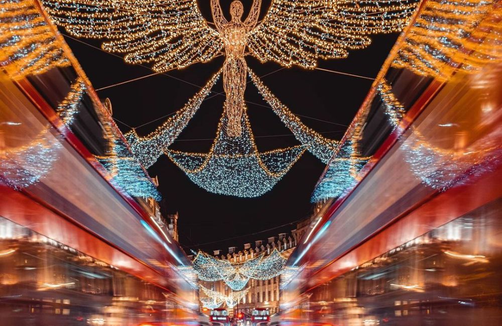 Il rosso dei bus londinesi e lo sfavillio delle strade illuminate a festa