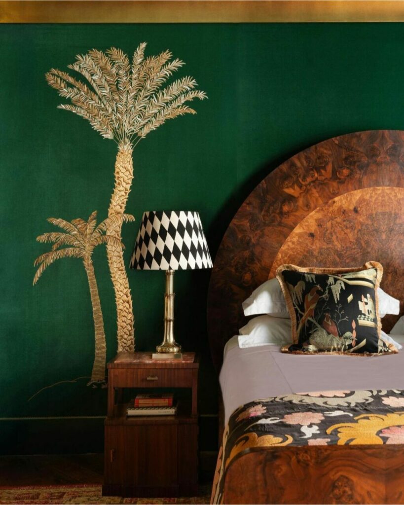 Palme dorate su fondo verde scuro per la carta da parati Deco Palms prodotta da De Gournay