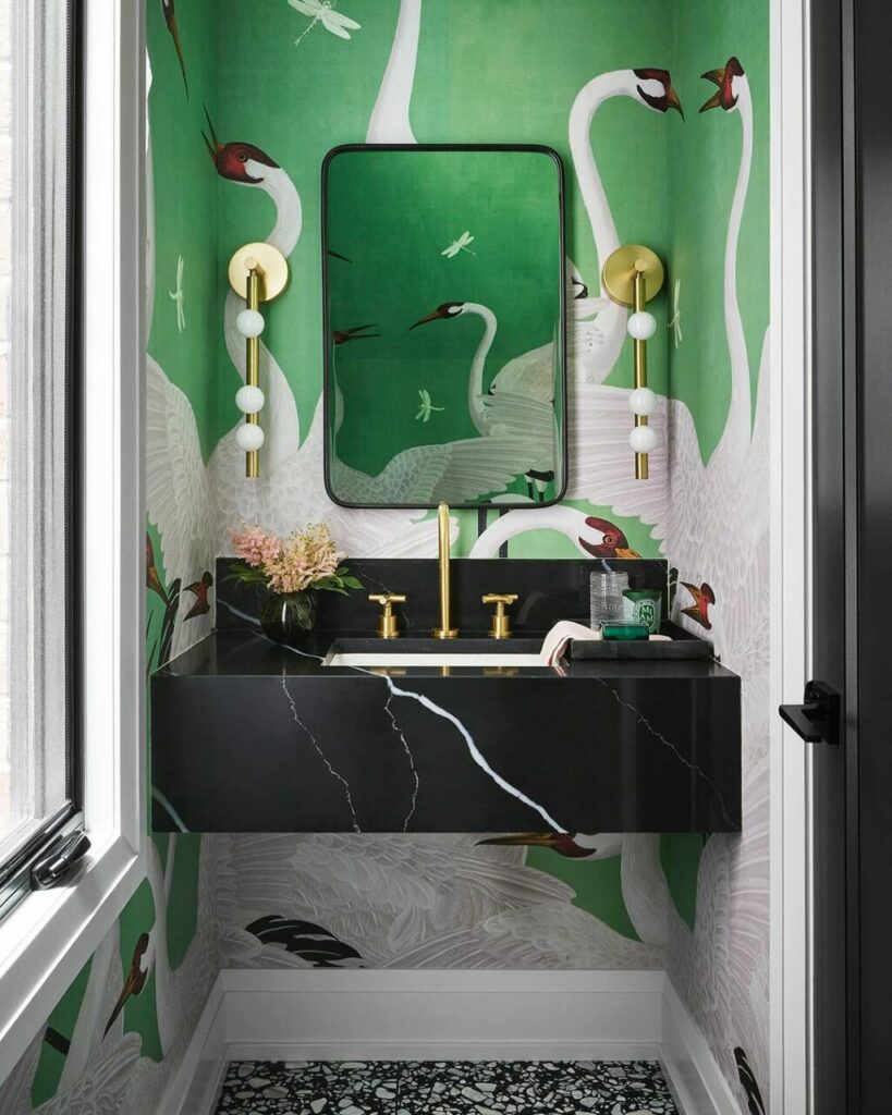 Uno specchio del bagno dalla linea semplice, a contrasto con una wallpaper ricca 