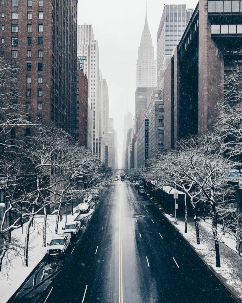 La neve ha svuotato le strade di New York a inizio primavera 2018