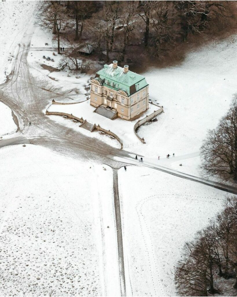 La neve imbianca i boschi intorno al Casino di caccia Hermitage poco fuori Copenaghen