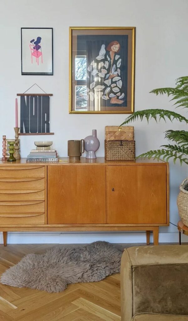 Una bassa credenza vintage completa lo stile del living