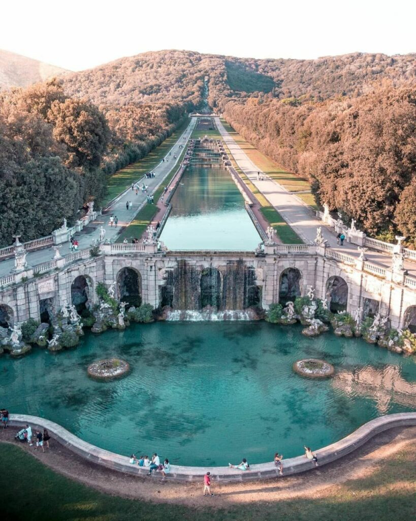 La Via d'Acqua della Reggia di Caserta si allunga con le sue fontane tra la vegetazione del parco