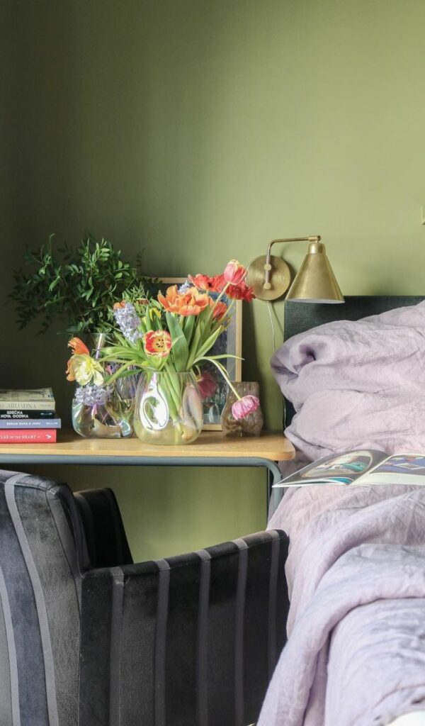 Un mazzo di tulipani accanto al letto matrimoniale 