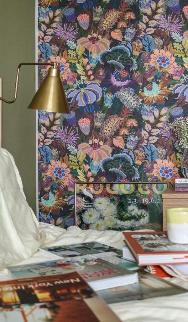 Una parete rivestita da carta da parati a fiori per la stanza da letto padronale