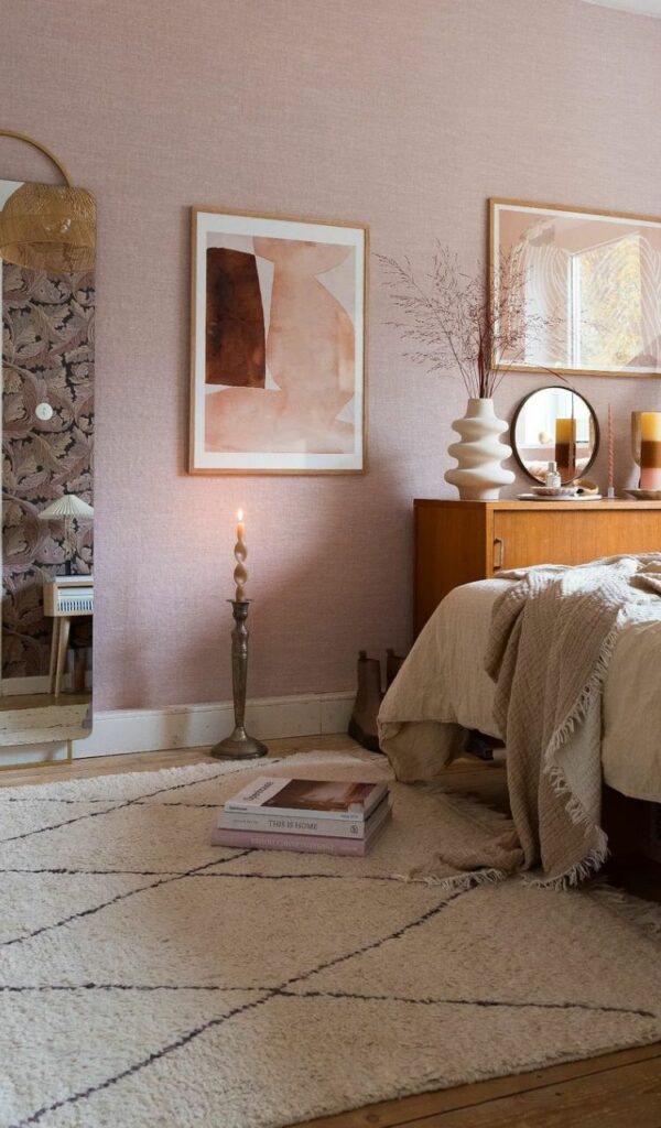 Lino rosa sulla parete di fronte al letto della stanza padronale