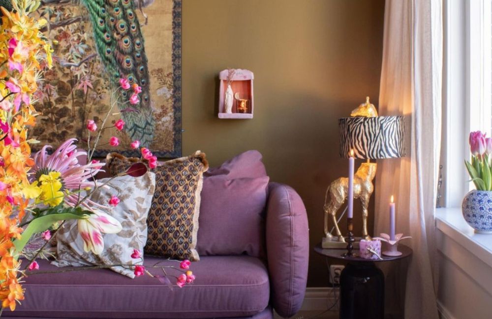 Un angolo dallo stile eclettico e raffinato, con divano classico, accessori vintage e dettagli fai da te