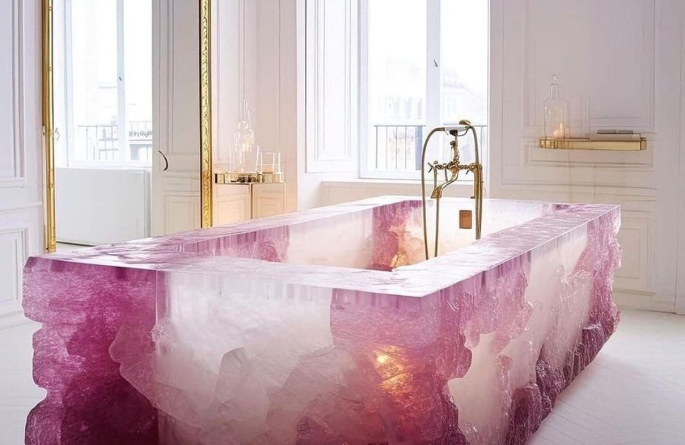 Una vasca da bagno in quarzo rosa creata dall'intelligenza artificiale