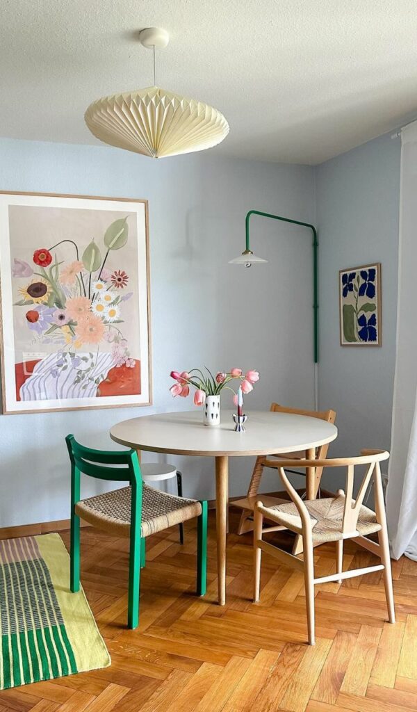 La vecchia sedia ridipinta di verde è uno dei mobili vintage riadattati a casa di Anna-Sophie