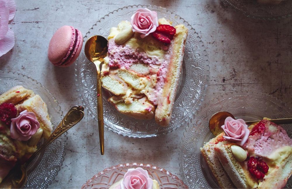 Come decorare con i fiori una charlotte russa ai lamponi