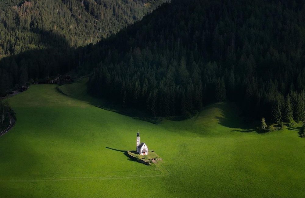 Via dalla pazza folla in Val di Funes, nella magica chiesetta di San Giovanni in Ranui