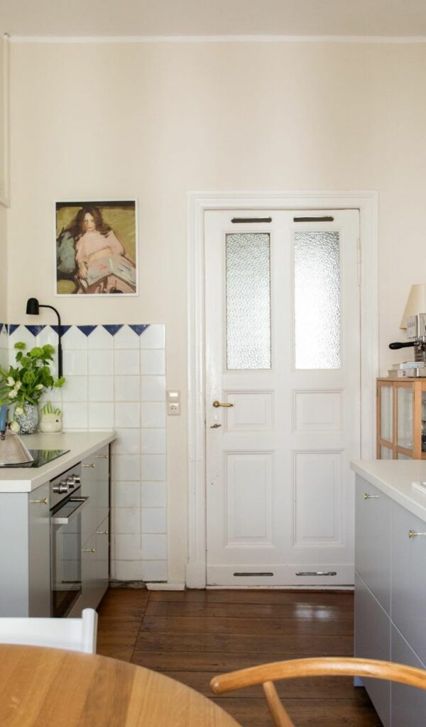 Un appartamento d'epoca tra dettagli vintage e stile scandinavo