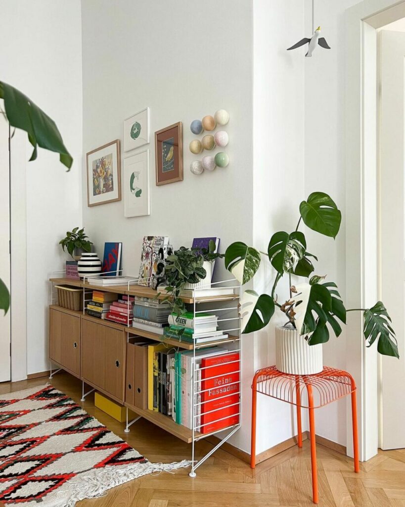 Oggetti cromati e mobili a giorno fanno di un appartamento di 80 metri quadri il nido perfettamente organizzato di una futura architetta
