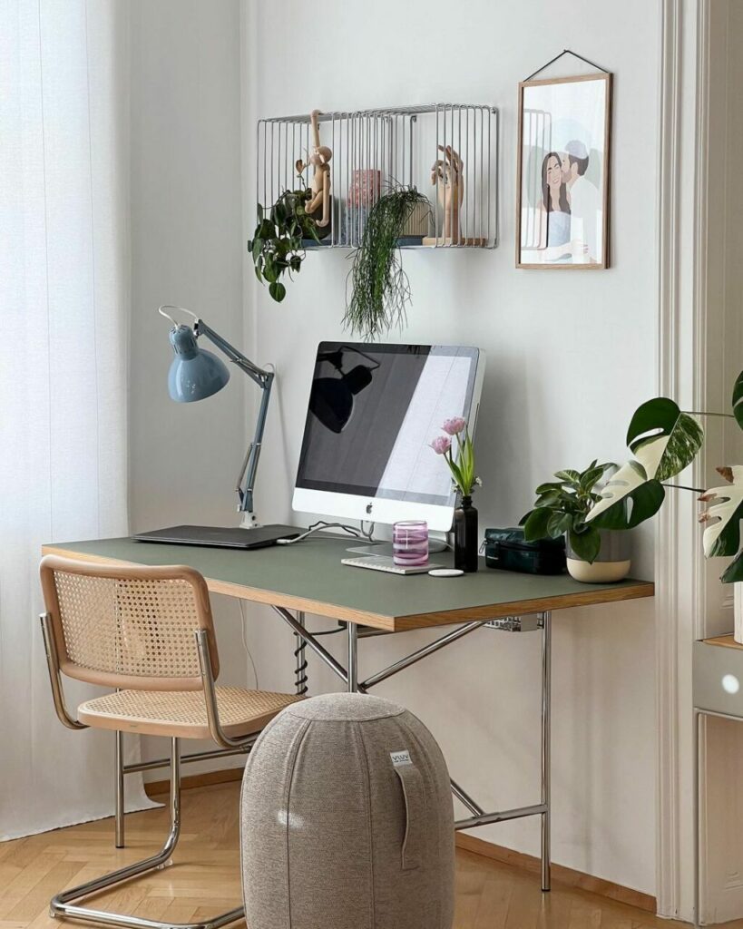 Oggetti cromati e mobili a giorno fanno di un appartamento di 80 metri quadri il nido perfettamente organizzato di una futura architetta