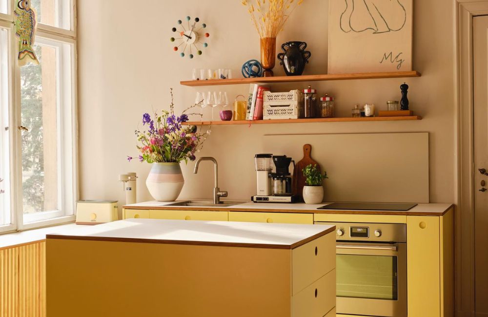 Tutta in giallo la cucina monocromatica pensata da Sarah Gottschalk per il suo appartamento berlinese