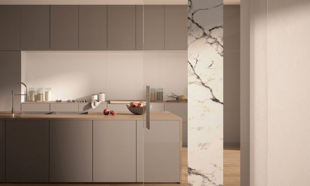 Le porte scorrevoli in vetro sono perfette per separare la cucina dal living