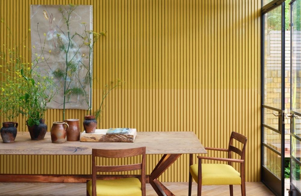 Colorare l'estate di giallo come questo ambiente dalla doppia finitura, brillante e opaca