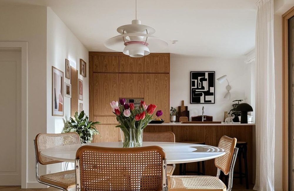 Una casa con vista, anche tra gli ambienti interni, come la cucina aperta sulla sala da pranzo