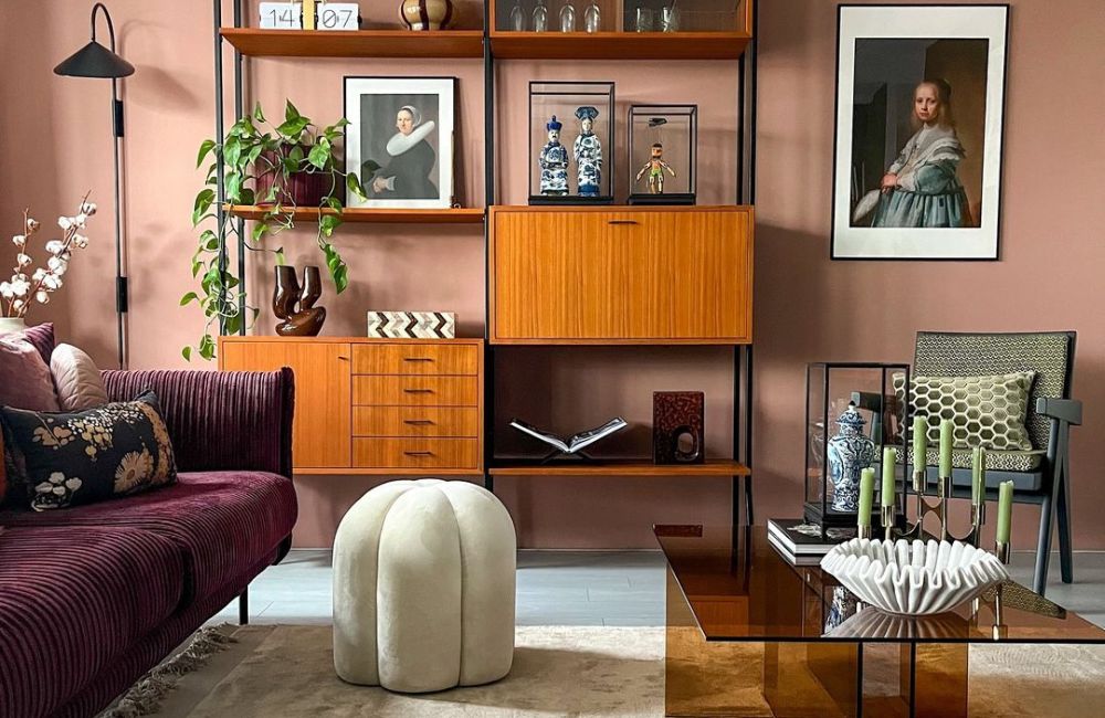 Divano moderno, credenza vintage e pareti colorate per un living dal brillante mood eclettico