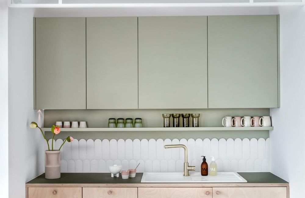 Una mini cucina che dimostra come l'eleganza possa dominare anche nei piccoli spazi