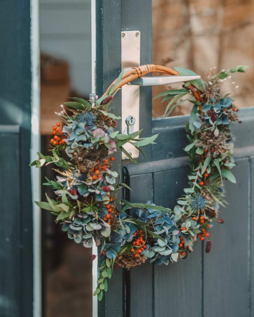 Stile boho chic: mobili usati, toni naturali e dettagli etnici nel perfetto mix di una casa a 2 piani con giardino