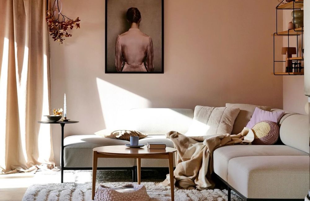 Colori soft e materiali morbidi per il soggiorno di una casa in legno ad alto tasso di eleganza