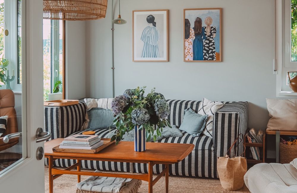 Stile boho chic per questo soggiorno che mixa antico e moderno, design e second hand