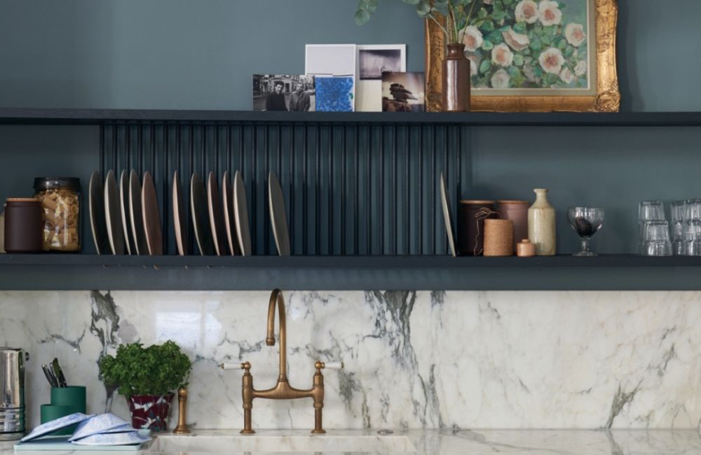 Una cucina tutto a vista: 5 idee per creare uno spazio vitale con mensole e scaffali a giorno