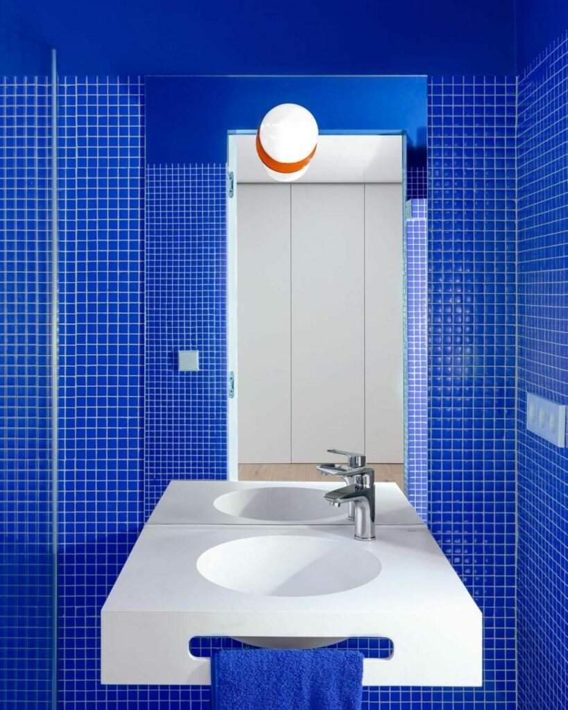 Unexpected Blue Theory: 5 idee per rivoluzionare un interno con un colore brillante