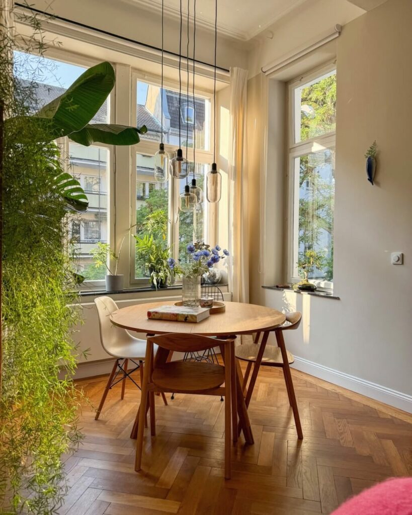 Un brillante minimalismo colorato domina la casa di Lea, 37 anni e mille stimoli al servizio del design