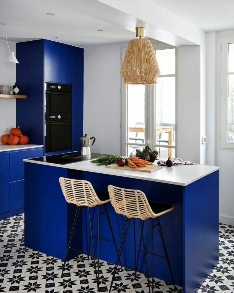 Unexpected Blue Theory: 5 idee per rivoluzionare un interno con un colore brillante