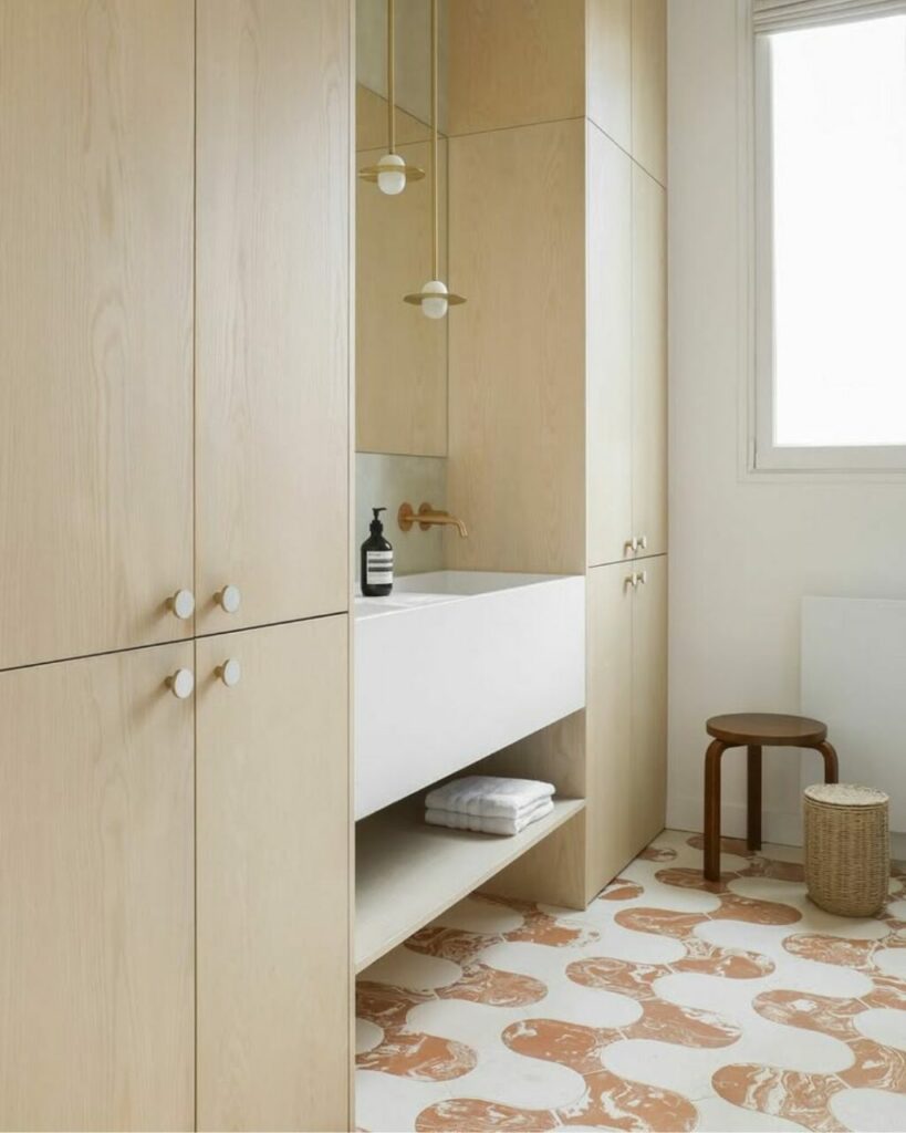 Il problema dello spazio storage in bagno è stato qui brillantemente risolto con due alte armadiature