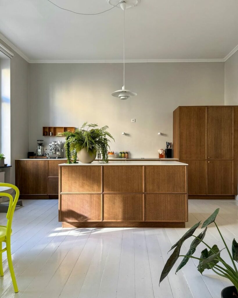 Un brillante minimalismo colorato domina la casa di Lea, 37 anni e mille stimoli al servizio del design