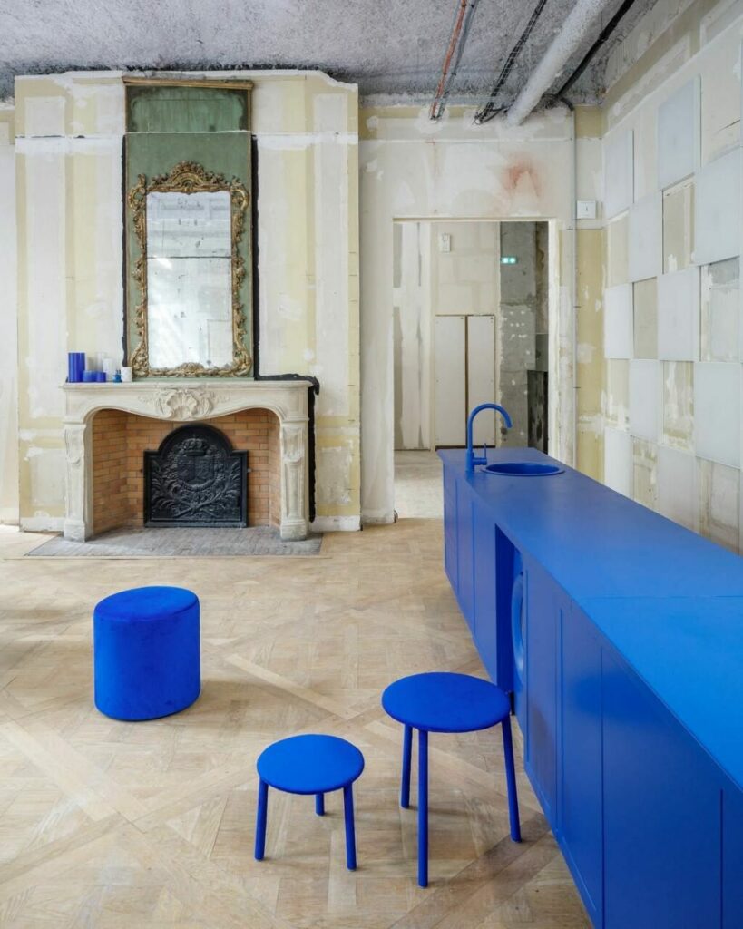 Un caso eclatante di Unexpected Blue Theory: un bar blue Klein in un interno del Seicento