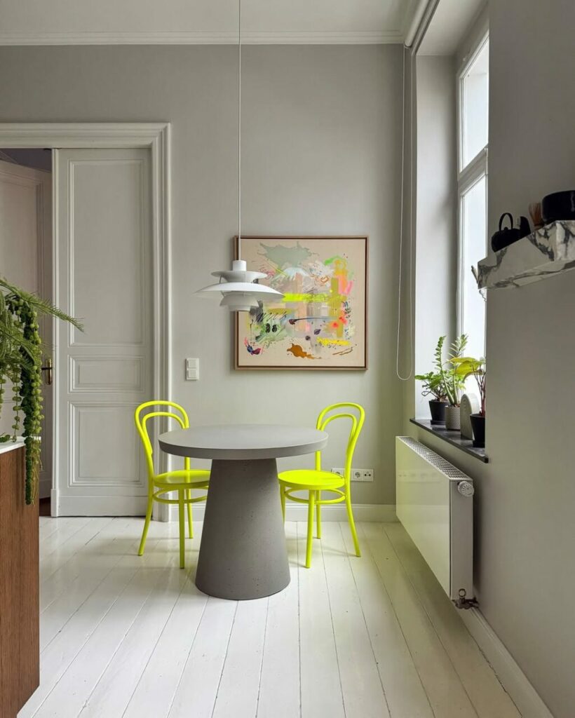 Un brillante minimalismo colorato domina la casa di Lea, 37 anni e mille stimoli al servizio del design
