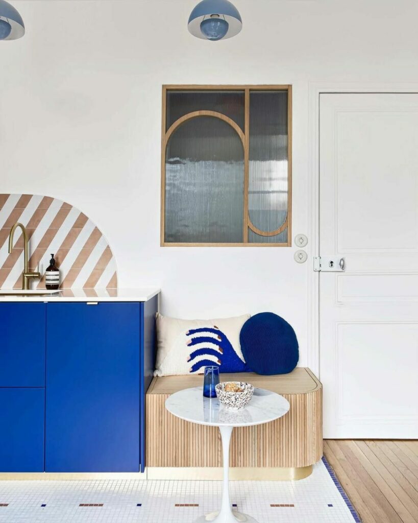 Unexpected Blue Theory: 5 idee per rivoluzionare un interno con un colore brillante