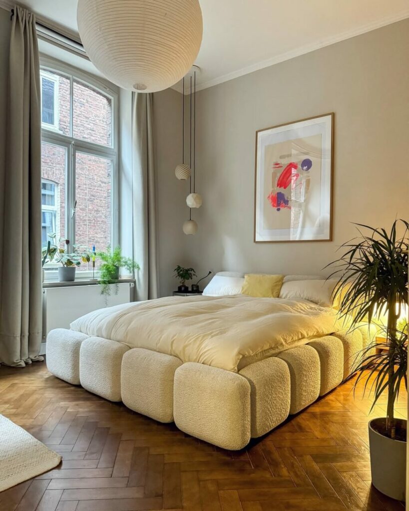 Un brillante minimalismo colorato domina la casa di Lea, 37 anni e mille stimoli al servizio del design