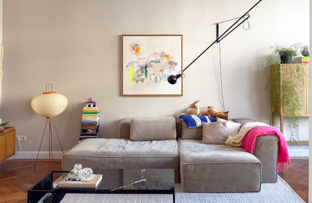 Nella sala di Lea domina il suo particolare minimalismo colorato, fatto di linee pulite e pennellate a tinte forti