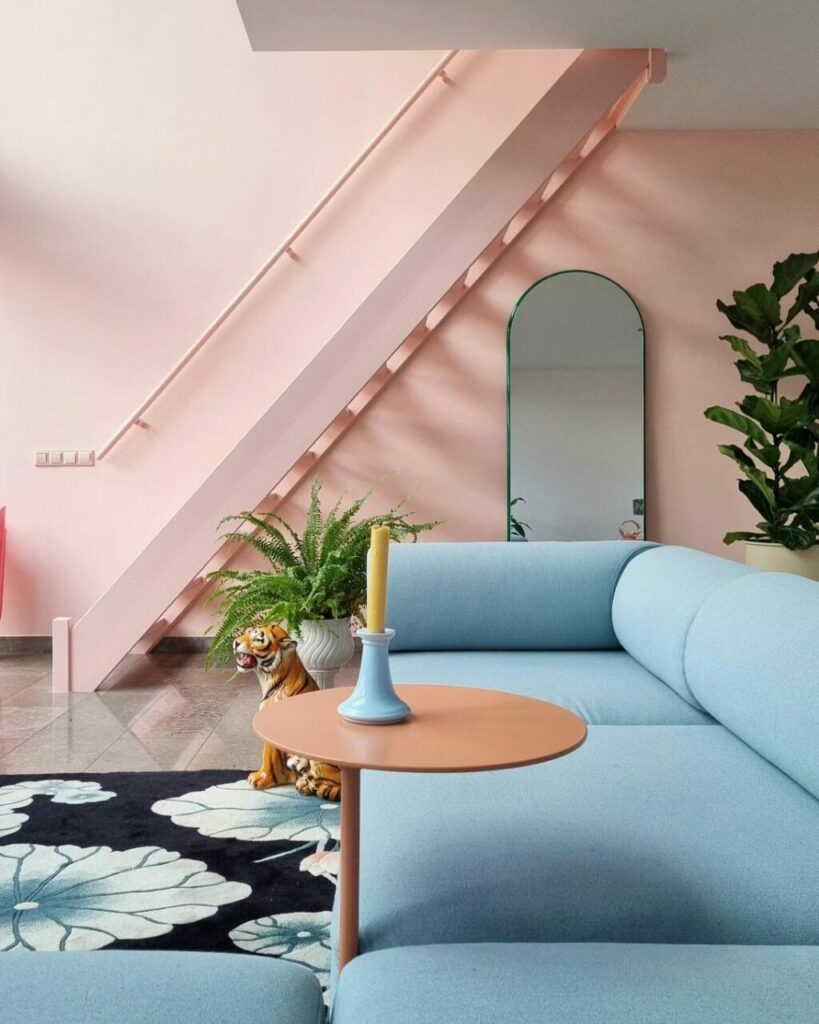 Arredare un open space rinunciando al minimalismo è possibile. Lo dimostra questa spettacolare casa su 3 livelli
