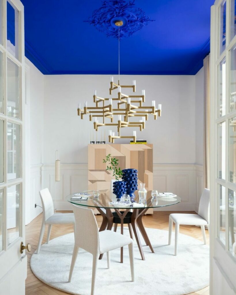 Ode al soffitto colorato: 5 idee per dimostrare la forza della quinta parete