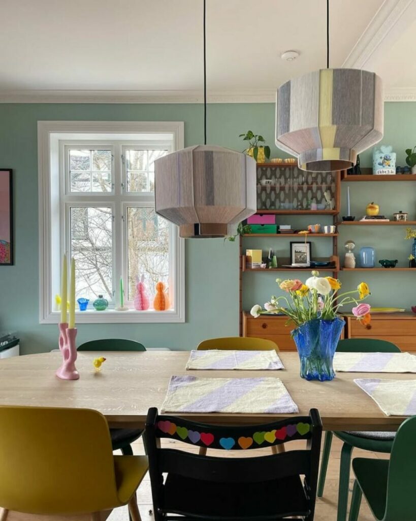 Una casa tra i fiordi norvegesi accoglie la famiglia e le opere della sua proprietaria, artista a 360°