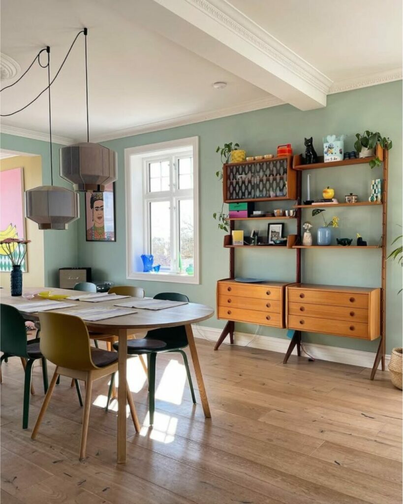 Una casa tra i fiordi norvegesi accoglie la famiglia e le opere della sua proprietaria, artista a 360°